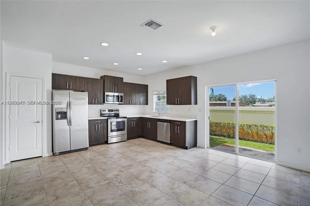 3 of 17 - 1121 Nw 41st Lane, Lauderhill, FL
