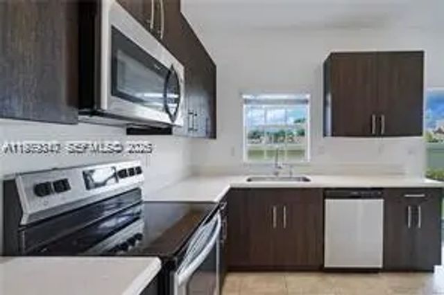 4 of 17 - 1121 Nw 41st Lane, Lauderhill, FL