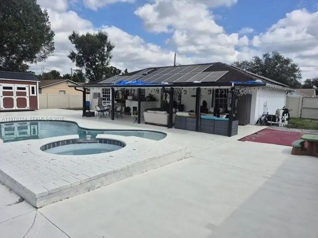 2 of 27 - 8016 Apache Lane, Lakeland, FL