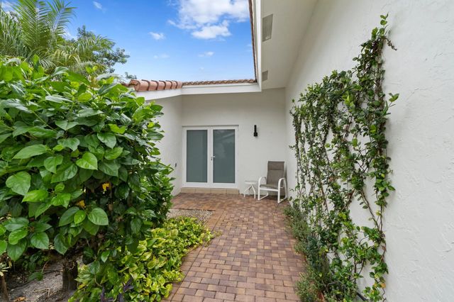 2 of 21 - 925 Foxpointe Circle, Delray Beach, FL