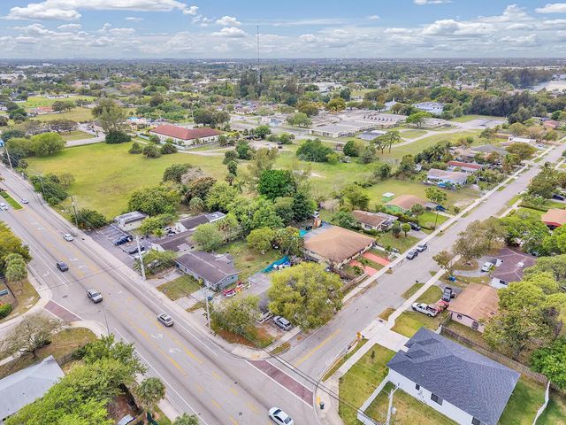 4 of 13 - 2100 Nw 27th Street, Oakland Park, FL