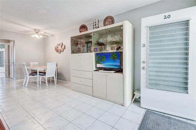 2 of 25 - 800 Sw 10th Terrace #20t, Hallandale Beach, FL
