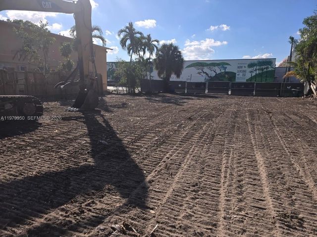 2 of 4 - 951 Nw 37th Avenue, Miami, FL