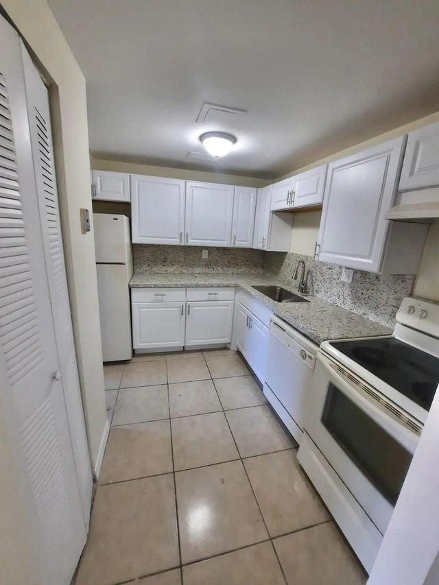 409 Executive Center Drive #208, West Palm Beach