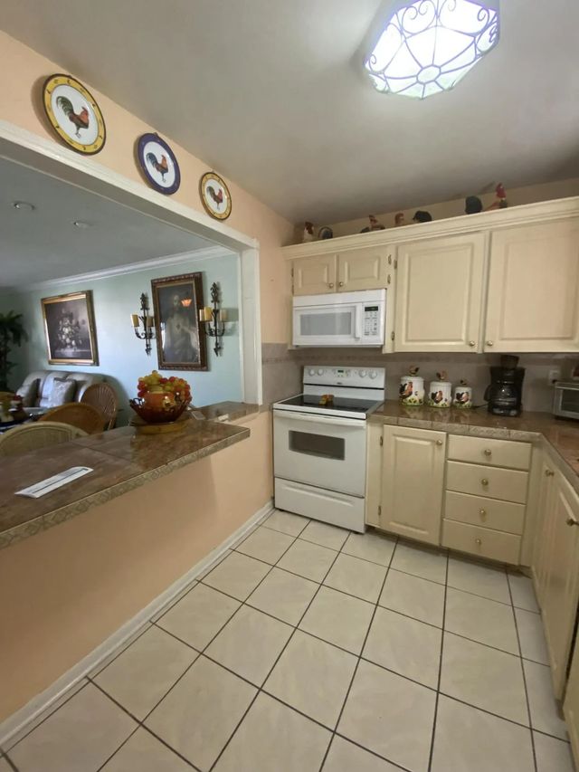 3 of 9 - 715 Lori Drive #302, Palm Springs, FL