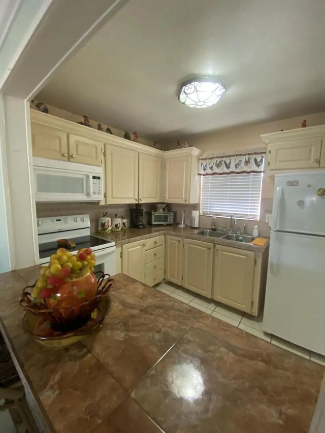4 of 9 - 715 Lori Drive #302, Palm Springs, FL