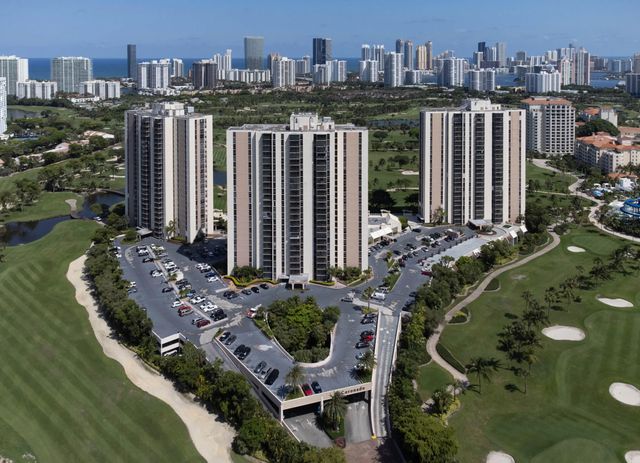 20335 W Country Club Drive #1704, Aventura