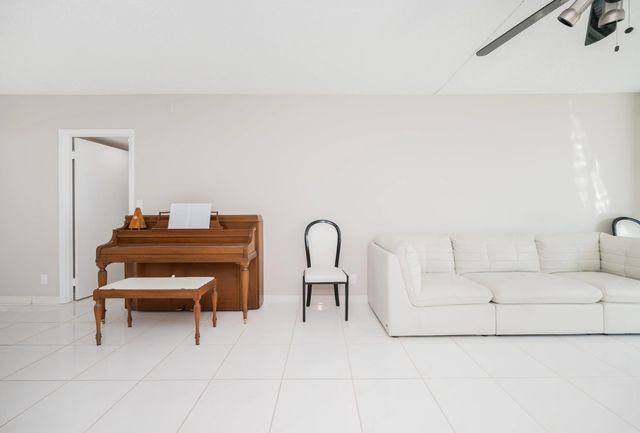 4 of 25 - 20335 W Country Club Drive #1704, Aventura, FL