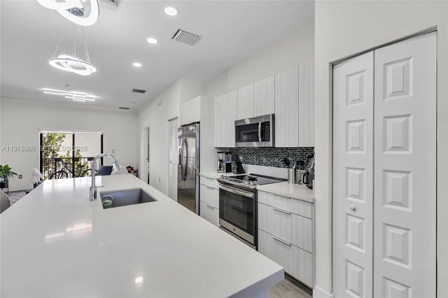 5 of 42 - 7925 Nw 104th Avenue #28, Doral, FL