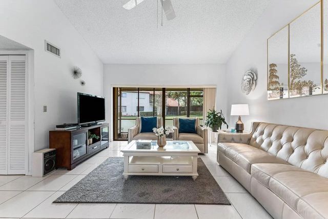 10 Via De Casas Sur  #104, Boynton Beach