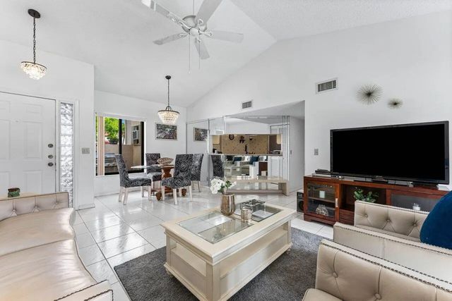 2 of 39 - 10 Via De Casas Sur  #104, Boynton Beach, FL