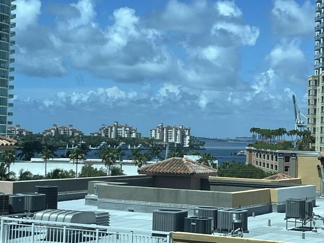 4 of 27 - 110 Washington Avenue #1717, Miami Beach, FL