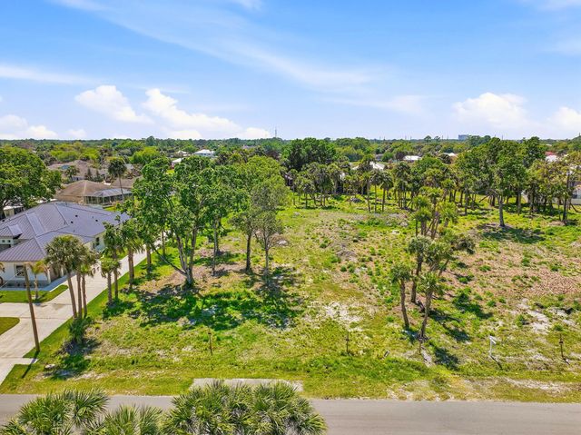 3 of 13 - 2008 Sw Leafy Road, Port St. Lucie, FL