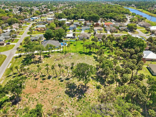 5 of 13 - 2008 Sw Leafy Road, Port St. Lucie, FL
