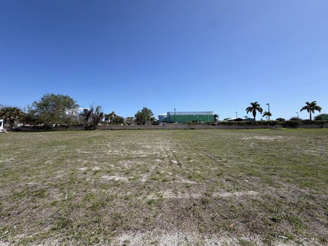 2 of 4 - 705 Se Tarpon Avenue, Stuart, FL