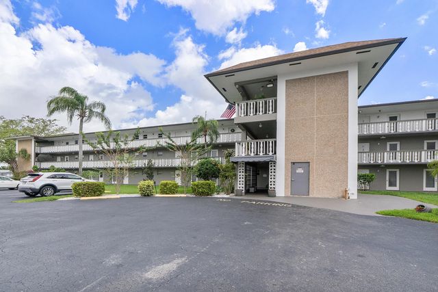 5200 Washington Street #301, Hollywood