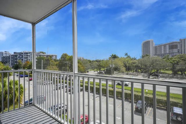 3 of 12 - 16851 Ne 23rd Avenue #a408, North Miami Beach, FL