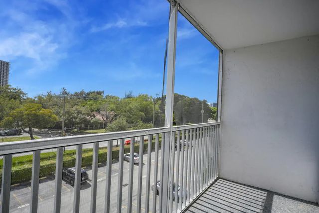 5 of 12 - 16851 Ne 23rd Avenue #a408, North Miami Beach, FL