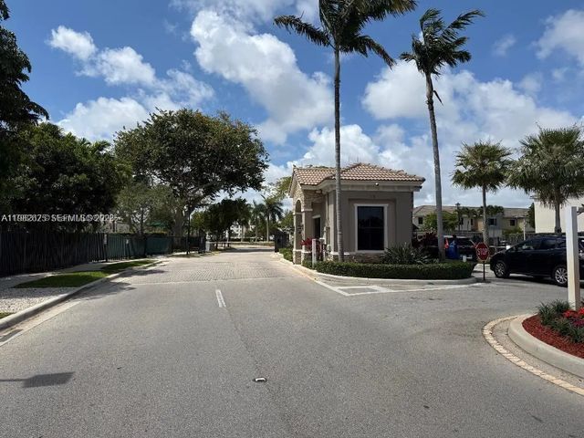 2 of 27 - 424 Ne 194th Terrace, Miami, FL