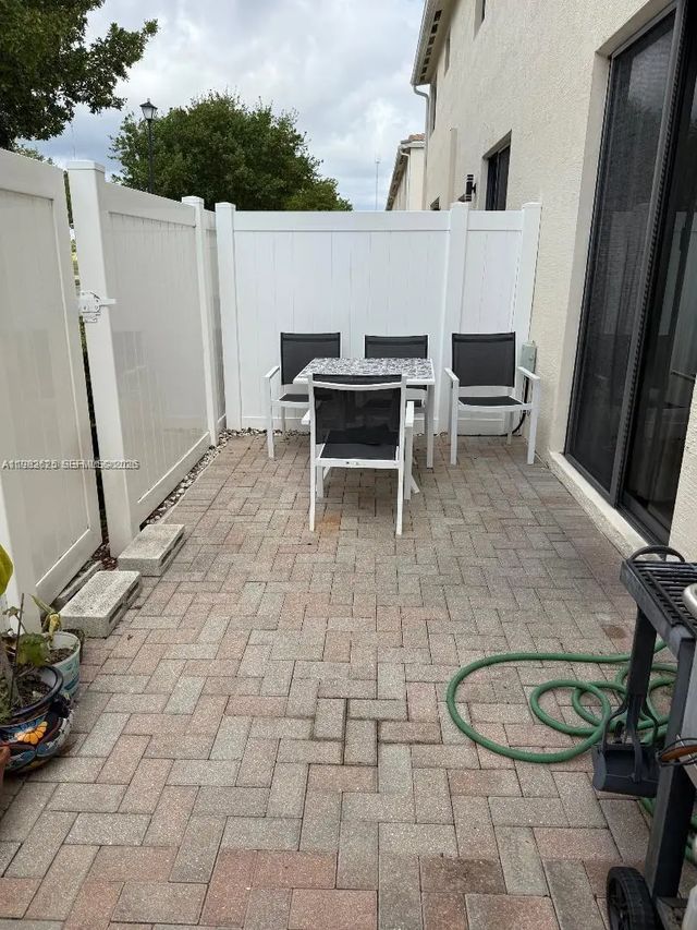 4 of 27 - 424 Ne 194th Terrace, Miami, FL