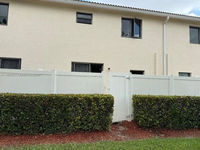 5 of 27 - 424 Ne 194th Terrace, Miami, FL