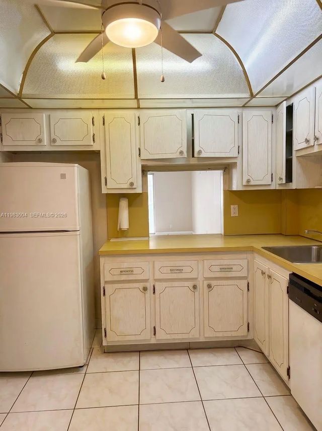 3 of 13 - 410 Se 2nd Street #102, Hallandale Beach, FL