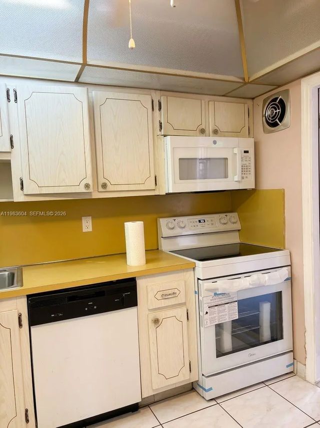 4 of 13 - 410 Se 2nd Street #102, Hallandale Beach, FL