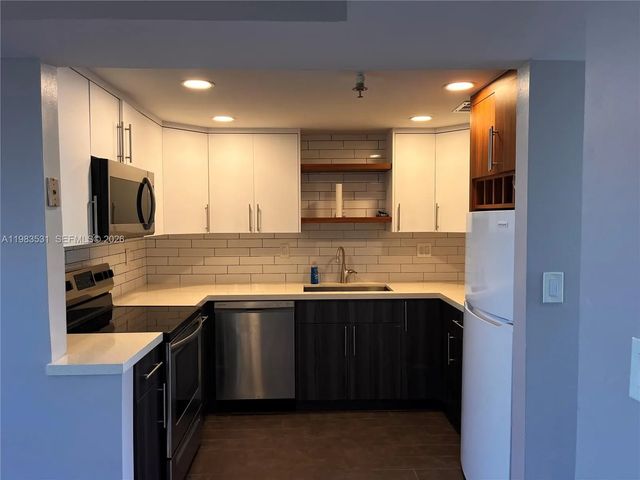 5 of 32 - 3100 W Rolling Hills Circle #403, Davie, FL