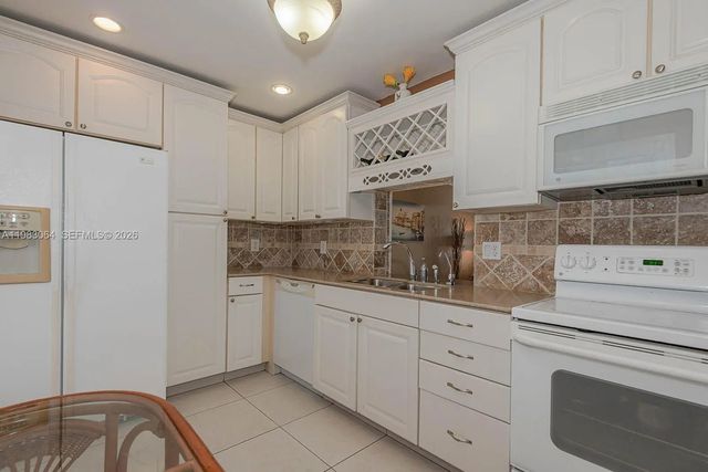 3 of 35 - 4270 Nw 40th Street #201, Lauderdale Lakes, FL