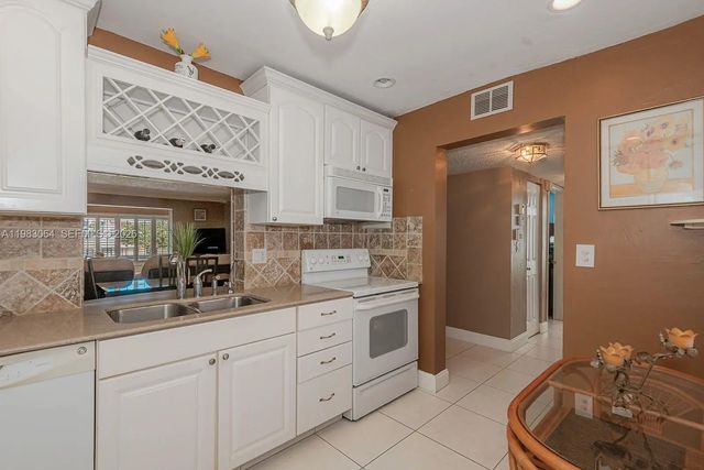 4 of 35 - 4270 Nw 40th Street #201, Lauderdale Lakes, FL