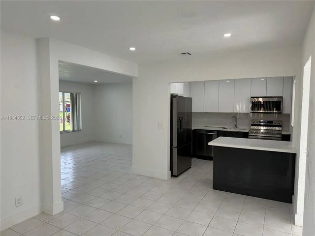 4 of 9 - 2400 N 57th Way, Hollywood, FL