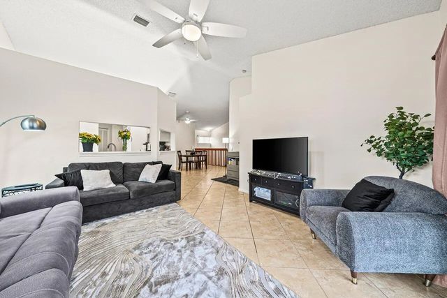 16 Via De Casas Sur #204, Boynton Beach