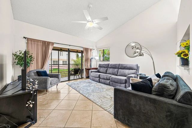 3 of 30 - 16 Via De Casas Sur #204, Boynton Beach, FL