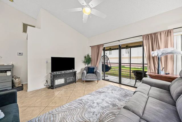 4 of 30 - 16 Via De Casas Sur #204, Boynton Beach, FL