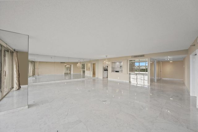 4 of 36 - 2480 Presidential Way #704, West Palm Beach, FL
