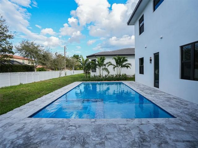 4 of 5 - 13004 Davie Oaks Drive, Davie, FL