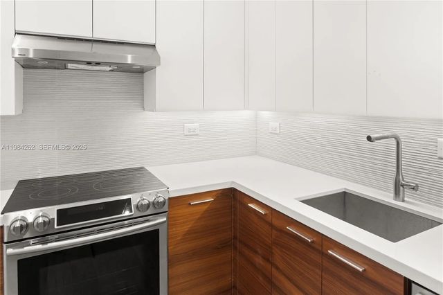5 of 27 - 5555 Collins Avenue #17j, Miami Beach, FL