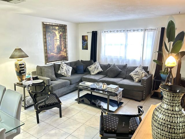 515 S Crescent Drive #107, Hollywood