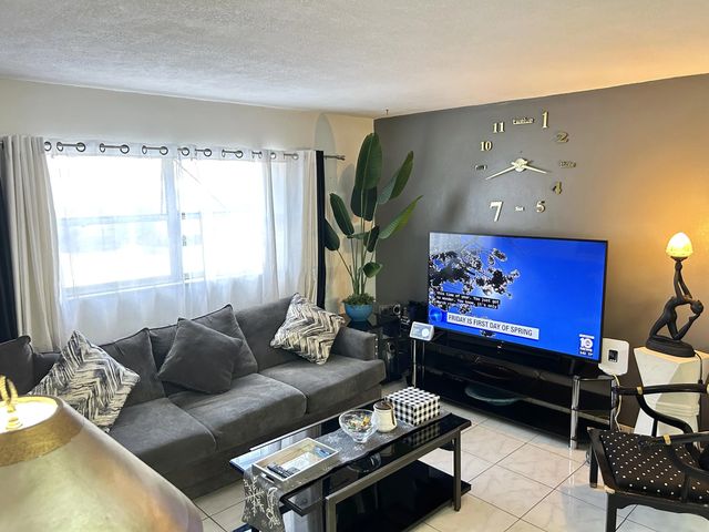 2 of 18 - 515 S Crescent Drive #107, Hollywood, FL