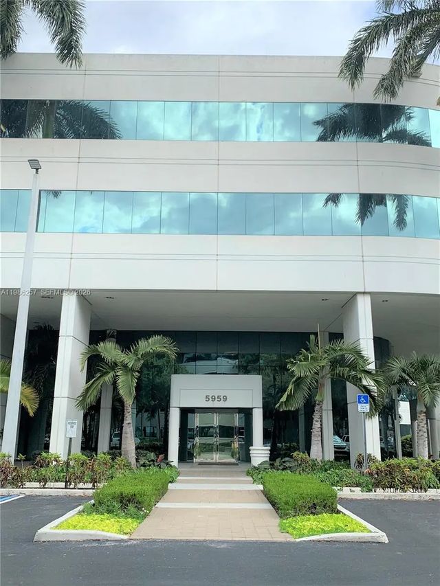 2 of 5 - 5959 Waterford District Drive #305, Miami, FL