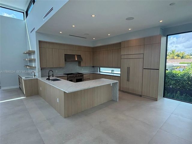 4 of 9 - 2161 Ne 124th Street, North Miami, FL