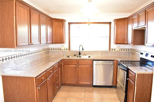 2 of 29 - 9561 Sunrise Lakes Boulevard #106, Sunrise, FL