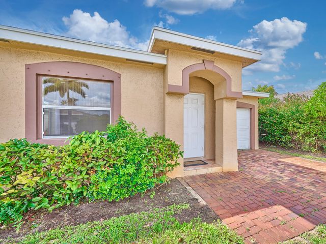 556 E Ridge Cir Circle N, Boynton Beach