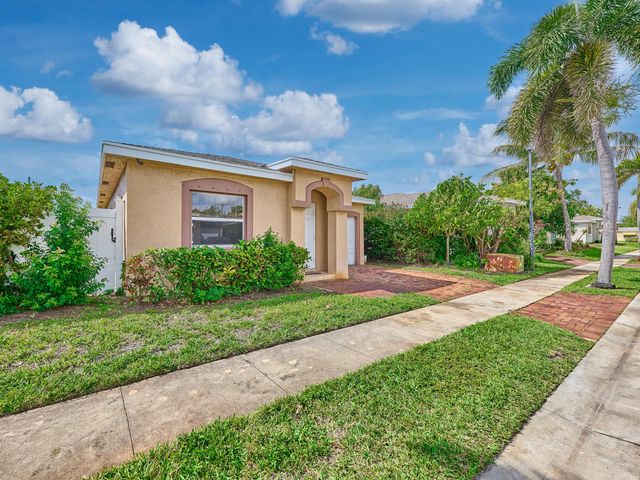 2 of 39 - 556 E Ridge Cir Circle N, Boynton Beach, FL