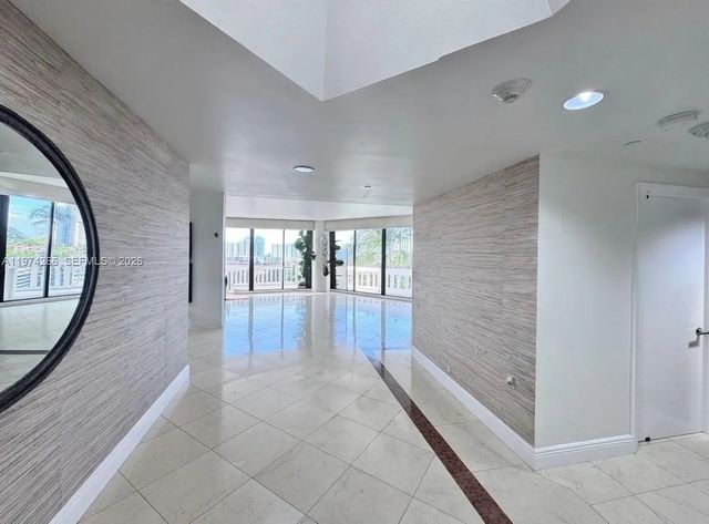 2000 Island Boulevard #606, Aventura