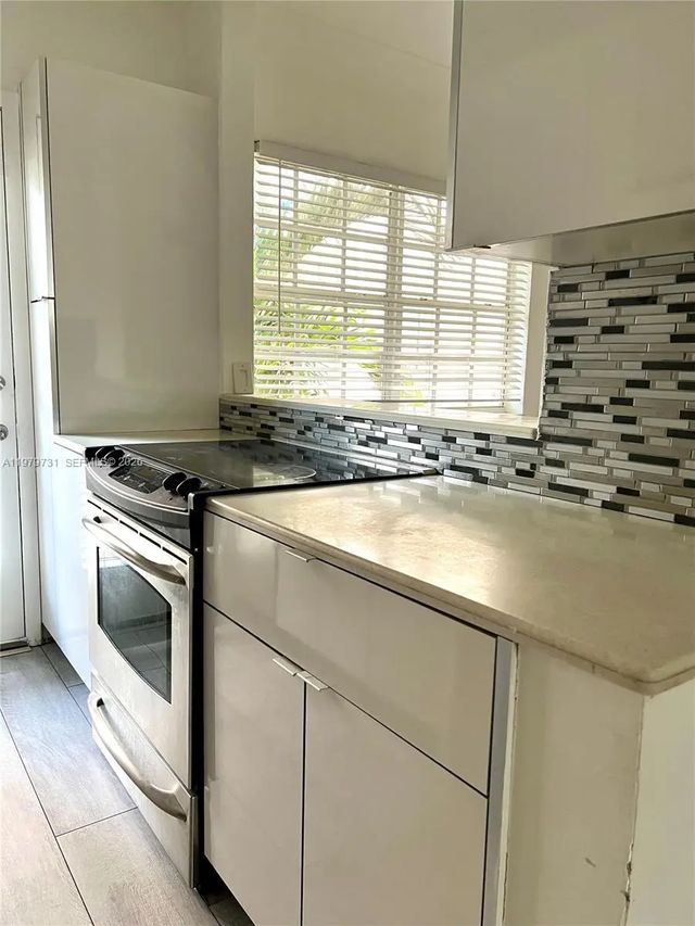 4 of 10 - 1551 Michigan Avenue #13, Miami Beach, FL
