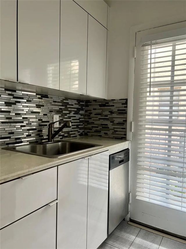 5 of 10 - 1551 Michigan Avenue #13, Miami Beach, FL