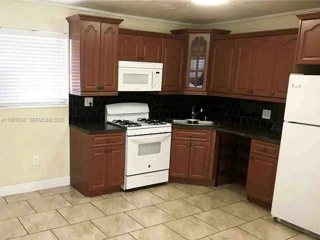 3 of 10 - 4250 Sw 67th Avenue #32, Miami, FL