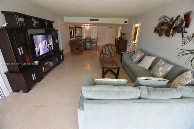 3800 Oaks Clubhouse Drive #309, Pompano Beach