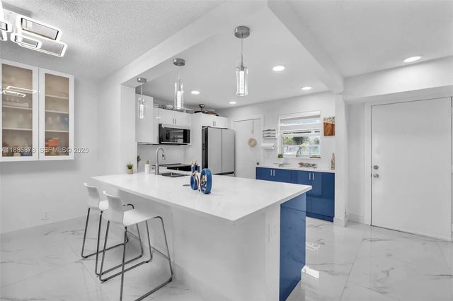 4 of 43 - 205 Se 11th Terrace #101, Dania Beach, FL